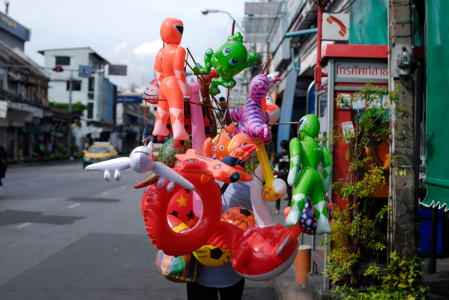 Irruption of a street vendor selling toys. Bangkok, 2007.