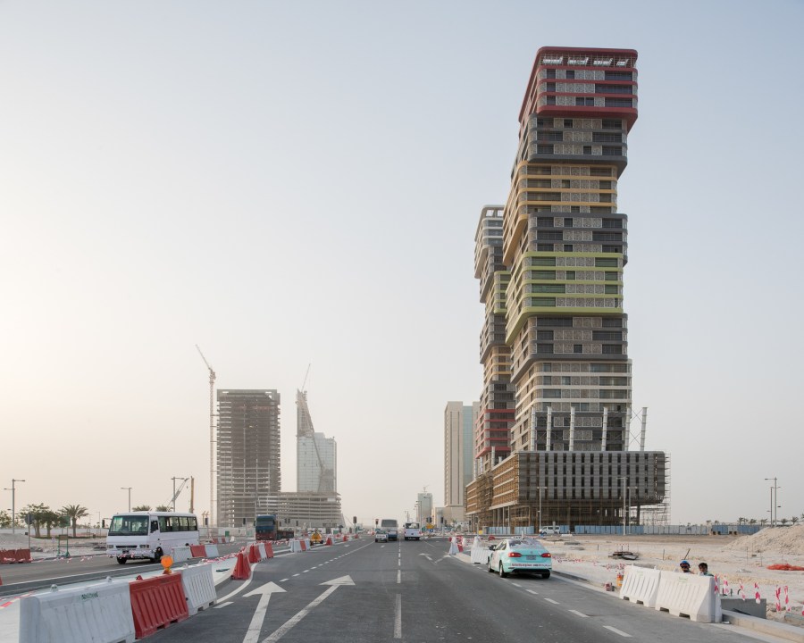 Doha, Qatar, 2015. Lusail City, ville nouvelle en construction ai nord de Doha, prévue pour accueillir certaines infrastructures de la coupe du monde de football ainsi que de nombreux qaurtiers résidentiels, centre commerciaux etc.. Cette ville nouvelle est située sur la côte dans la partie nord de la subdivision de Umm Salal, à environ 15 kilomètres au nord du centre ville de Doha, juste au nord du Lagon de la Baie Ouest. On y trouve notamment un circuit de Grand Prix moto. Lorsqu'elle sera terminée, la ville nouvelle devrait compter environ 200 000 habitants sur 35 km2. La ville accueillera le match d'ouverture et la finale de la Coupe du monde de football en 2022.