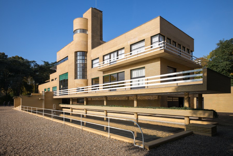 La Villa Cavrois par l'architecte Robert Mallet-Stevens, restaurée par le Centre des monuments nationaux (CMN). Croix, Nord-Pas-de-Calais, 2015.
